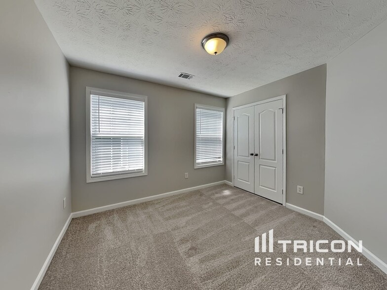Building Photo - 360 Valley View Dr
