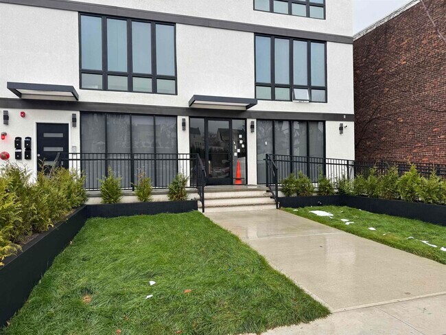 Building Photo - 330 Washington Ave