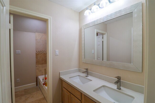 Building Photo - 14311 Ragus Lake Dr