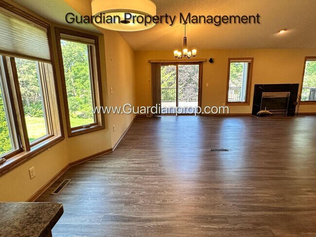 Building Photo - Eagan Single Family Home, 3 Car Garage, La...