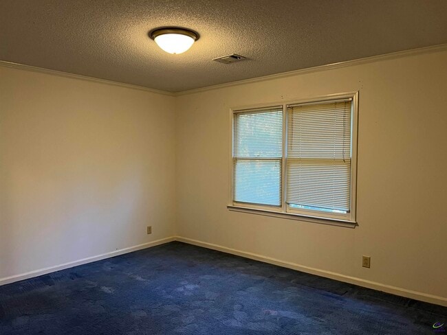 Building Photo - 136 River Knoll