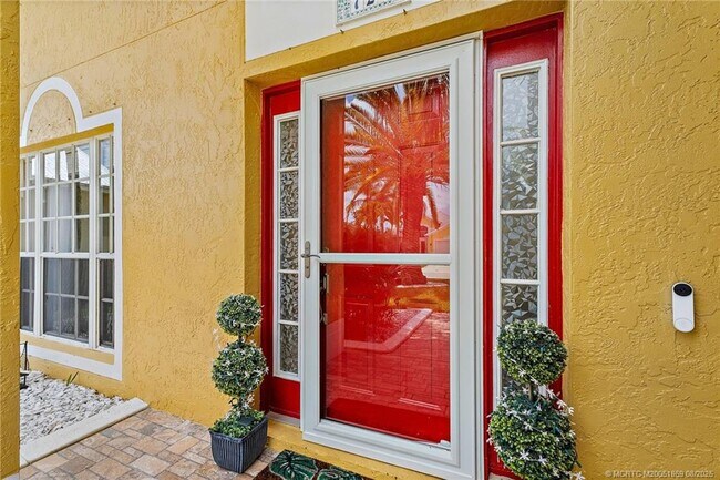 Building Photo - 728 NW Waterlily Pl