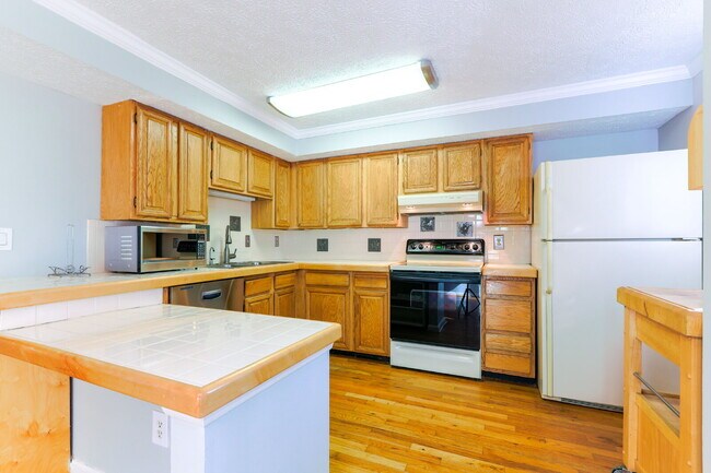 Building Photo - Bright and Spacious Townhome Living Near Reston