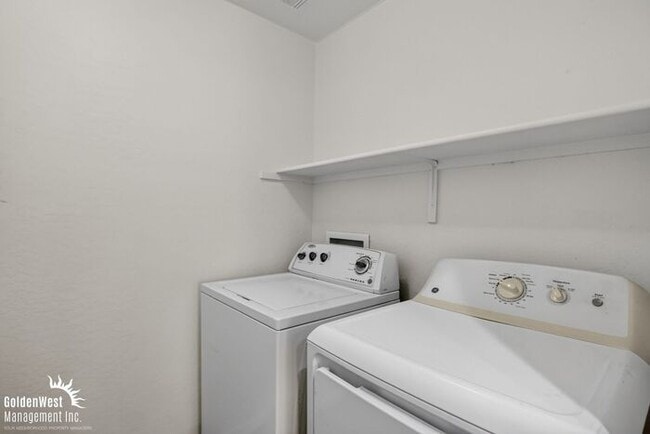 Building Photo - Beautiful 2Bdm 2Ba Condo with Community Pool in Glendale!