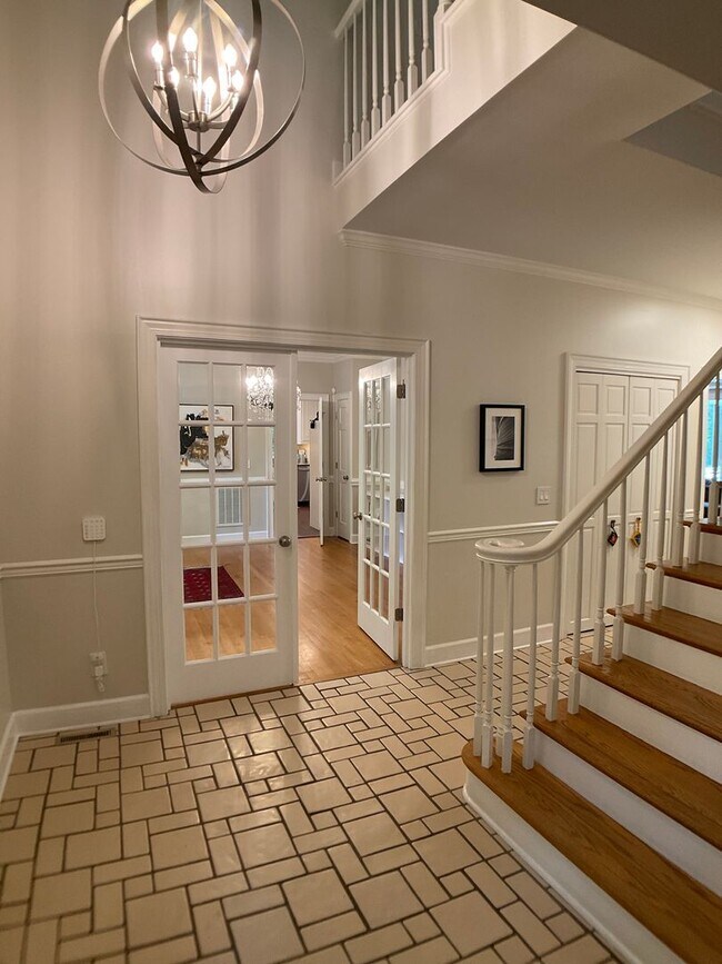 Building Photo - Executive Home in The Heart of Chapel Hill!