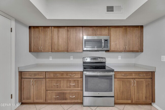 Building Photo - 620 Lakeway Dr
