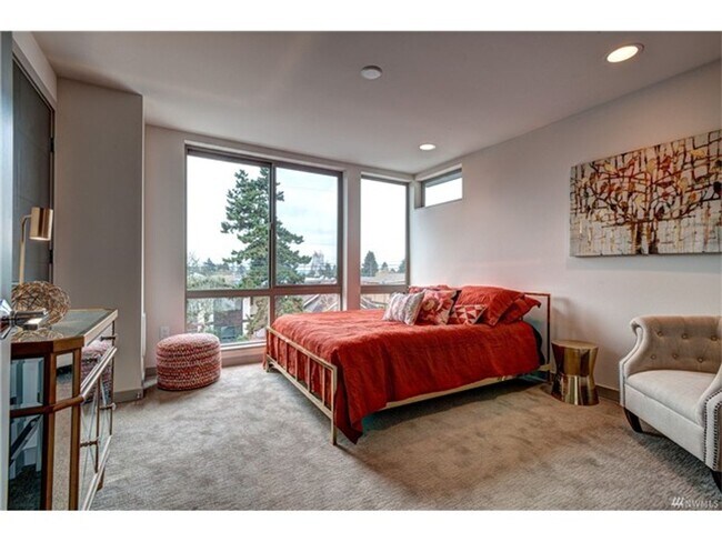 Building Photo - 3Bd/2.5Ba Seattle Townhome