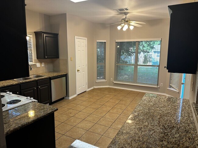 Building Photo - Amazing home in Farmington Estates!