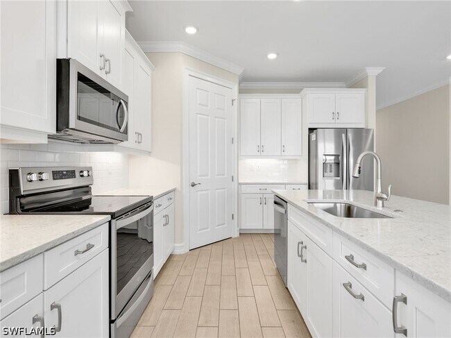 Building Photo - 28029 Sanibel Sands St