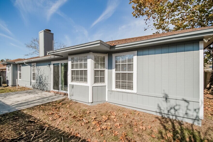 Building Photo - 8448 Pikes Peak Dr N