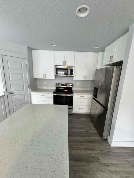 Building Photo - 304 Oak St