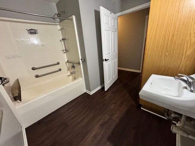 Building Photo - 4 Bedroom House