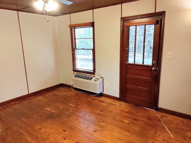 Building Photo - Cozy 1 bedroom/1 bath off of Ferguson