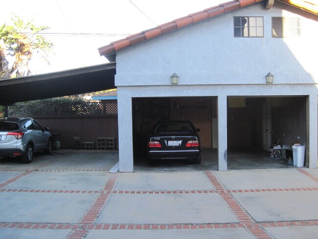 Building Photo - 4076 McLaughlin Ave