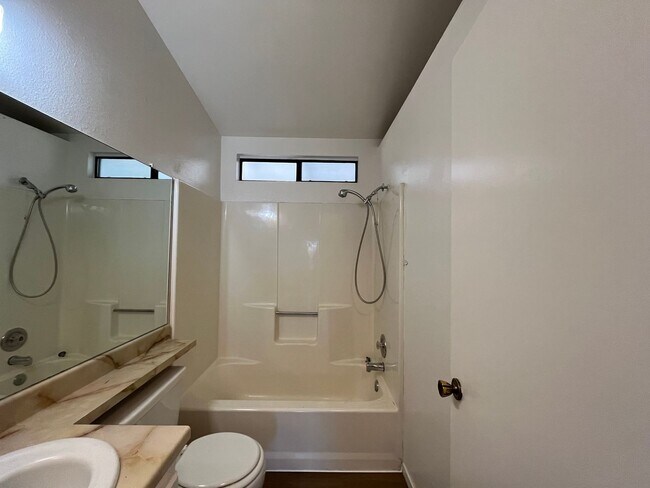 Building Photo - 309 Oak Meadow Ln