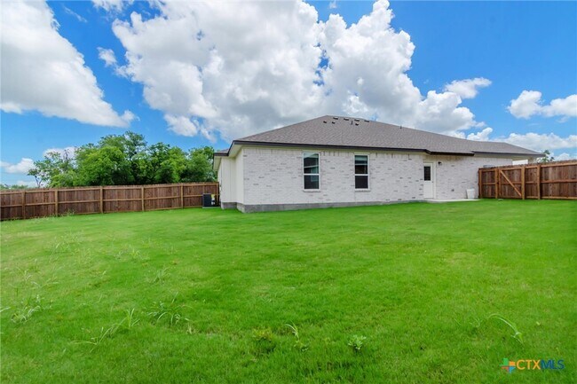 Building Photo - 1118 A Zora Dr