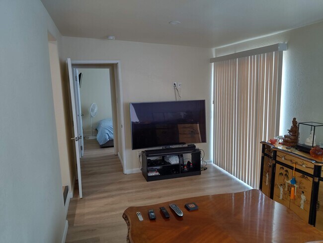 Building Photo - 1064 W 31st St