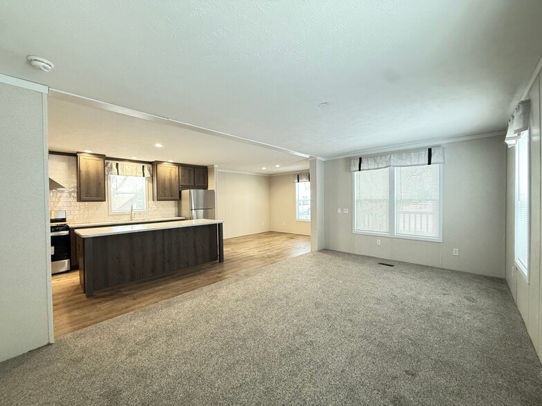 Building Photo - 29909 Flushing Dr