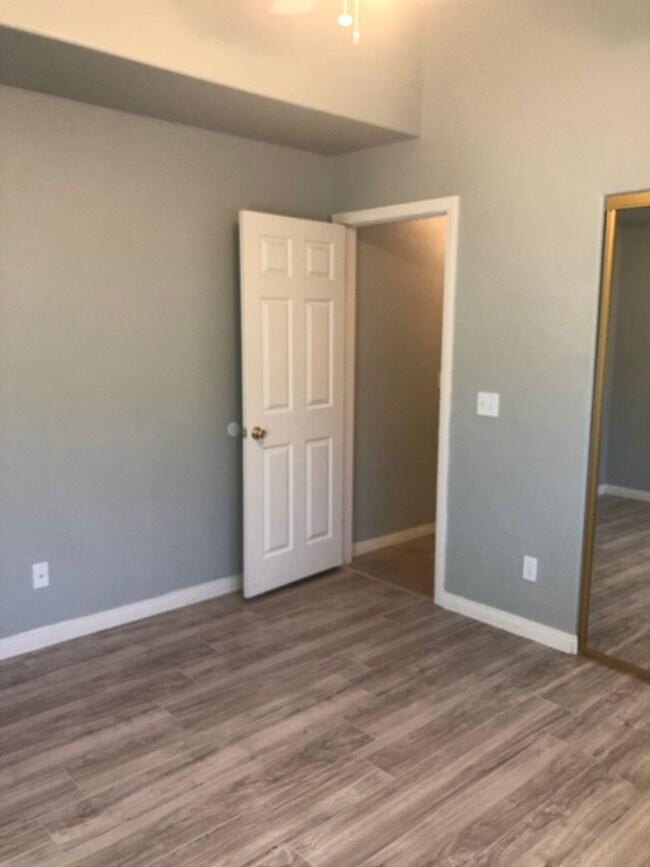 Building Photo - 3 bedroom 2 bathroom Home in Silver Lakes!...