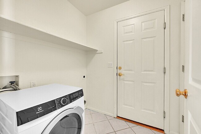 Building Photo - $3,095.00, 3-bed, 3.5-bath with bonus room...