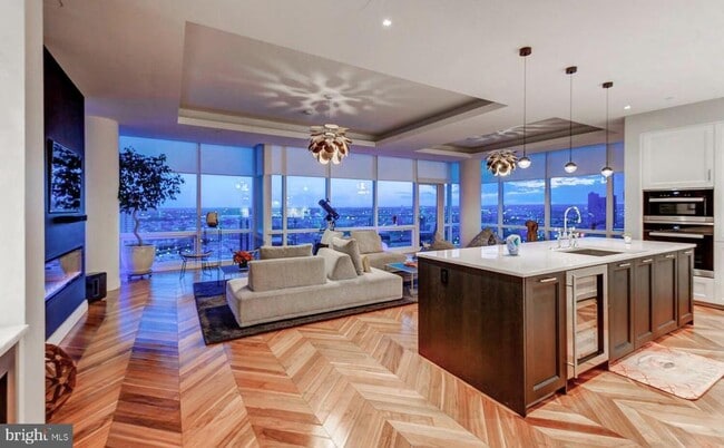 Building Photo - 300 International Drive