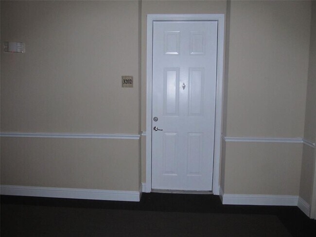 Building Photo - 7575 Kirby Dr