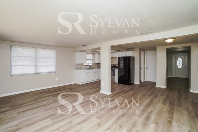 Building Photo - Lease today! No extra charge for contentment and relaxation!