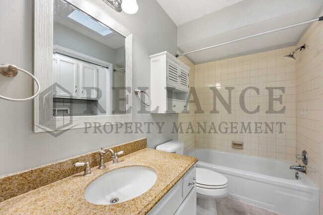 Building Photo - 605 S Kessler St
