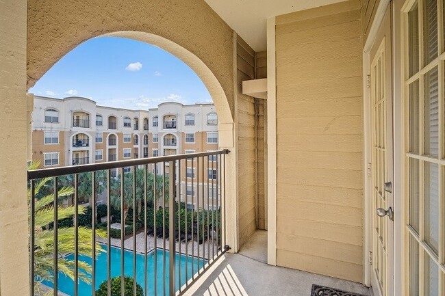 Building Photo - Renovated 1 Bedroom 1 Bathroom Condo with ...