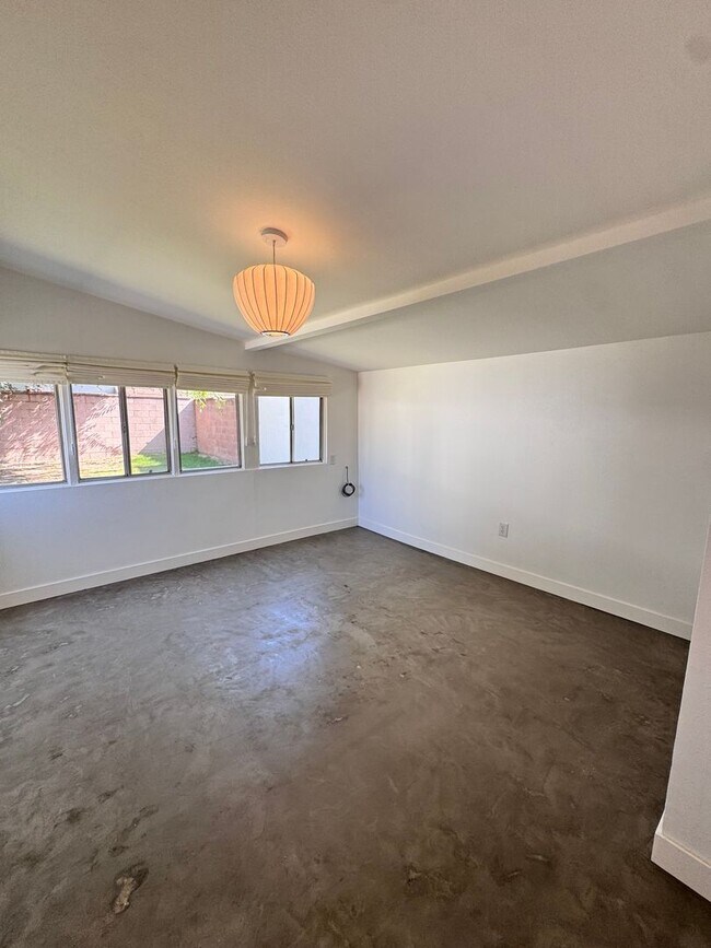 Building Photo - 5833 E Parapet St