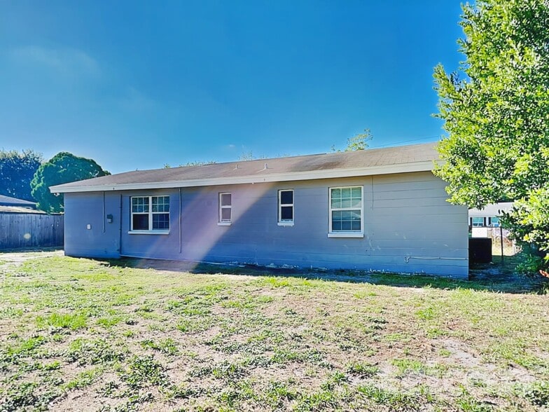 Building Photo - 3909 W Wallace Ave