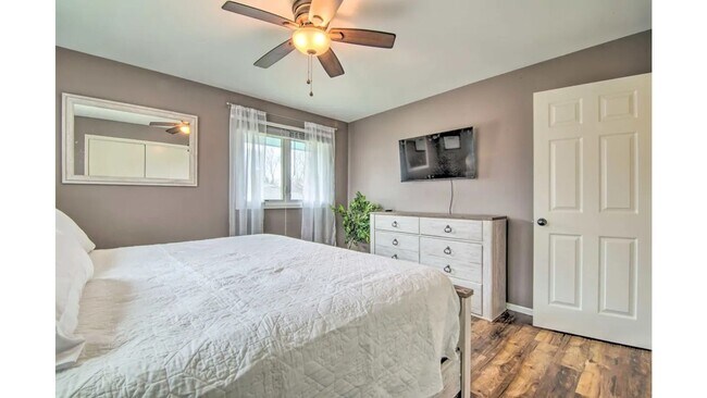 Building Photo - Beautiful Home at Silver Lake