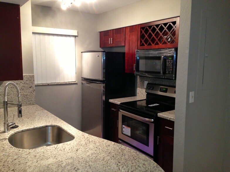 Building Photo - 2850 N Oakland Forest Dr