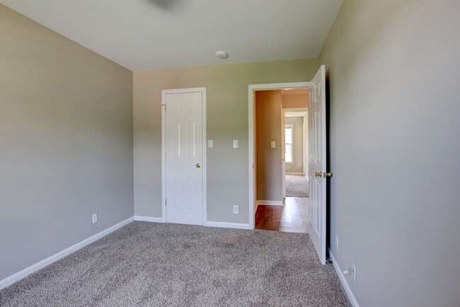 Building Photo - Hurry.  3 bed 2 bath 1 car under $1400