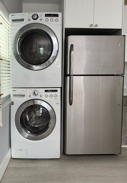 Washer/ dryer in unit - 941 SW 29th St