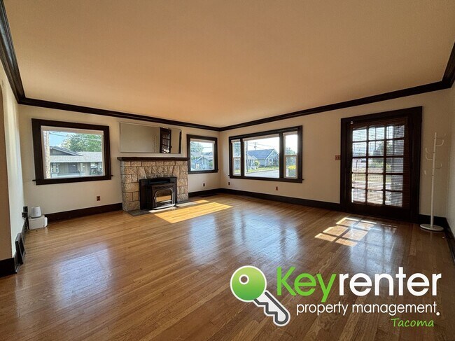 Building Photo - Spacious Craftsman in Lincoln District wit...