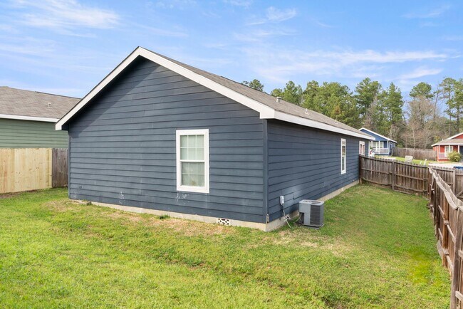 Building Photo - 115 Varsity Dr