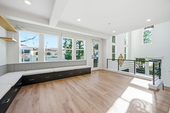 Building Photo - Designer-Upgraded Condo with Loft in Prime Location!