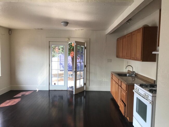 Building Photo - 329 S Veach Ave