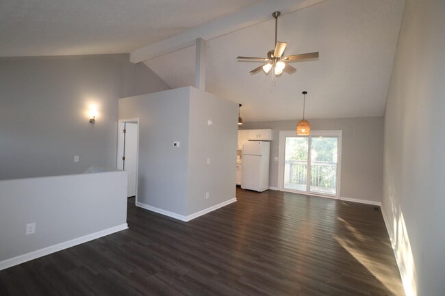Building Photo - 320 Lakeview Dr
