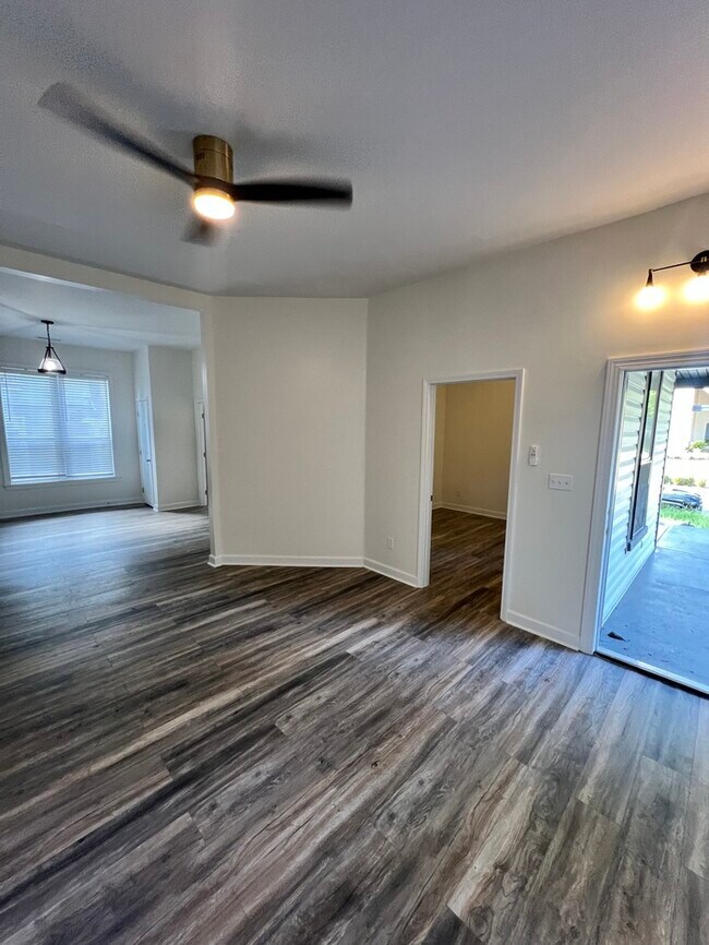 Building Photo - Newly Renovated Rental Home