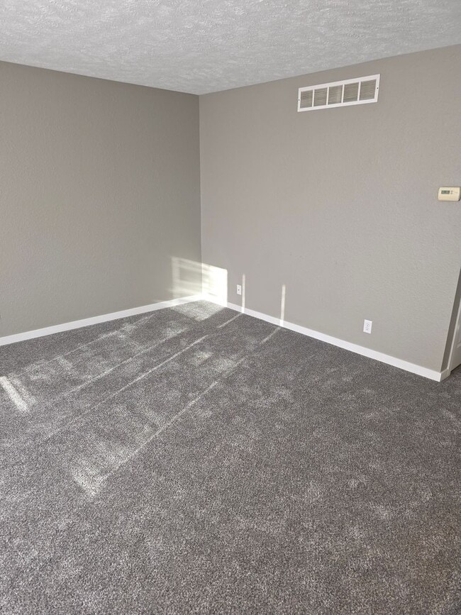 Building Photo - Duplex For Rent! Valley NE