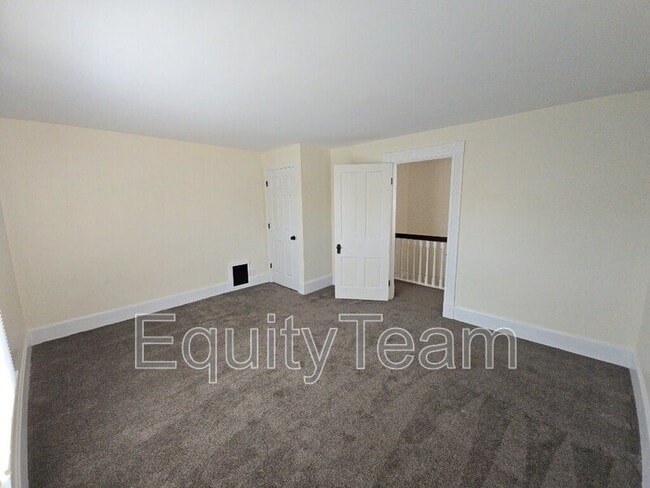 Building Photo - 137 S F St