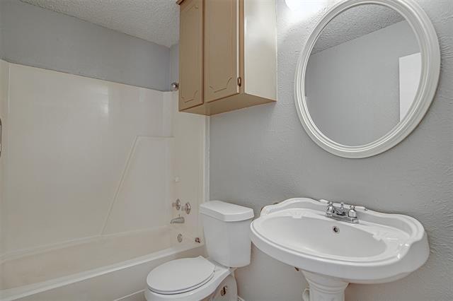 Building Photo - 833 Springhill Dr