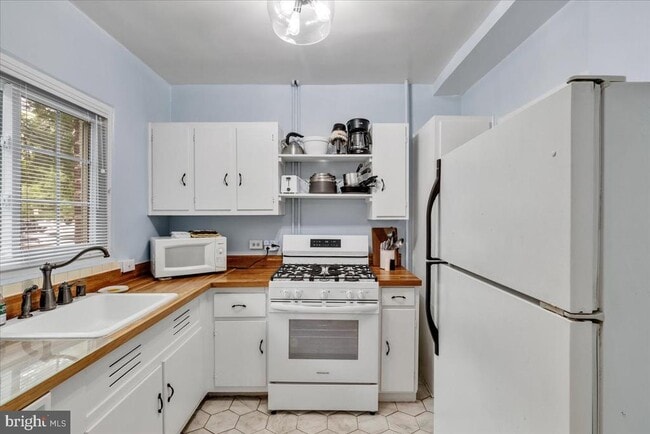 Building Photo - 1132 Valley Dr