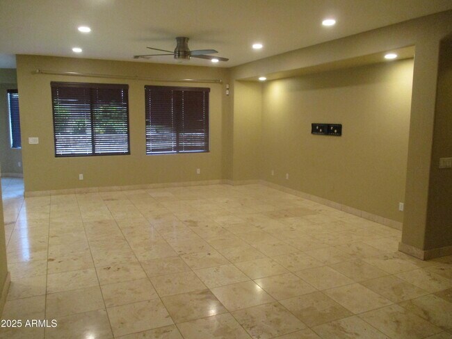 Building Photo - 2304 W Bonanza Ln