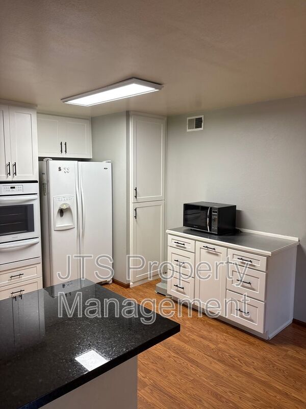 Building Photo - 2128 W La Loma Dr