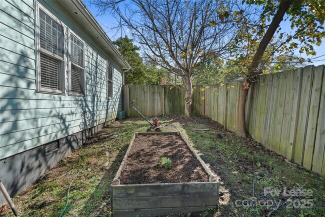 Building Photo - 1201 Allen St