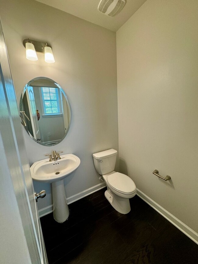 Building Photo - Beautiful 3BR/3.5BA Townhome in Rea Farms