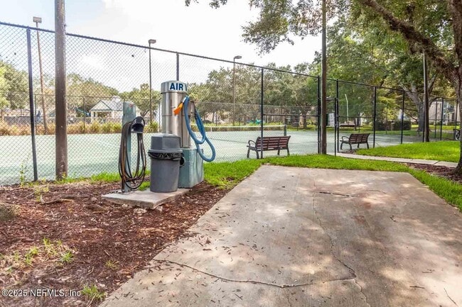 Building Photo - 13700 Richmond Park Dr N